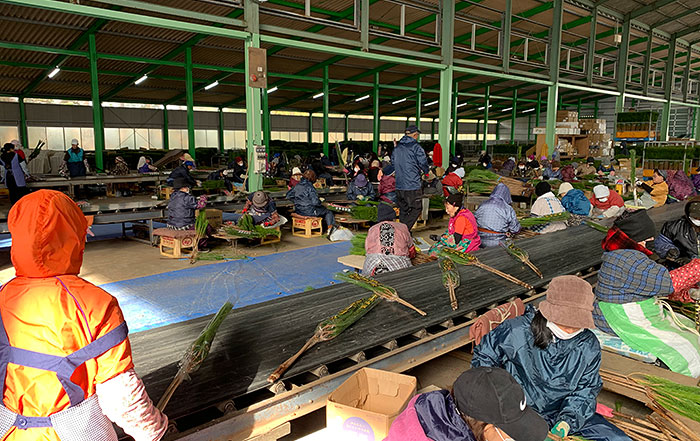 工場で出荷作業する従業員